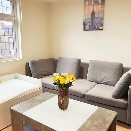 شقة First Floor Flat 1 Northwood لندن المظهر الخارجي الصورة