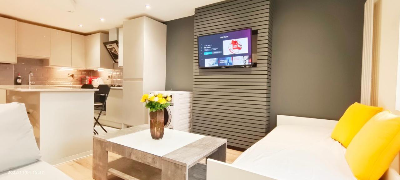 شقة First Floor Flat 1 Northwood لندن المظهر الخارجي الصورة
