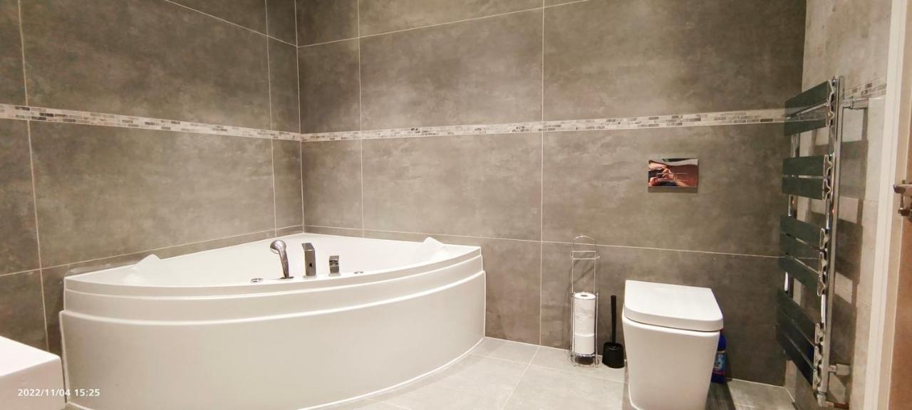 شقة First Floor Flat 1 Northwood لندن المظهر الخارجي الصورة