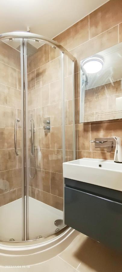 شقة First Floor Flat 1 Northwood لندن المظهر الخارجي الصورة